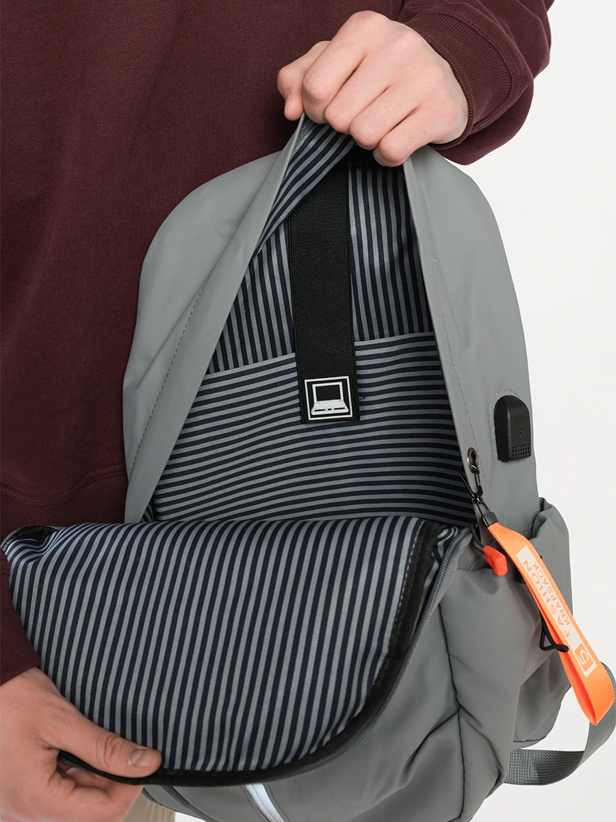 Рюкзак текстильный серого цвета с вертикальным наружным карманом